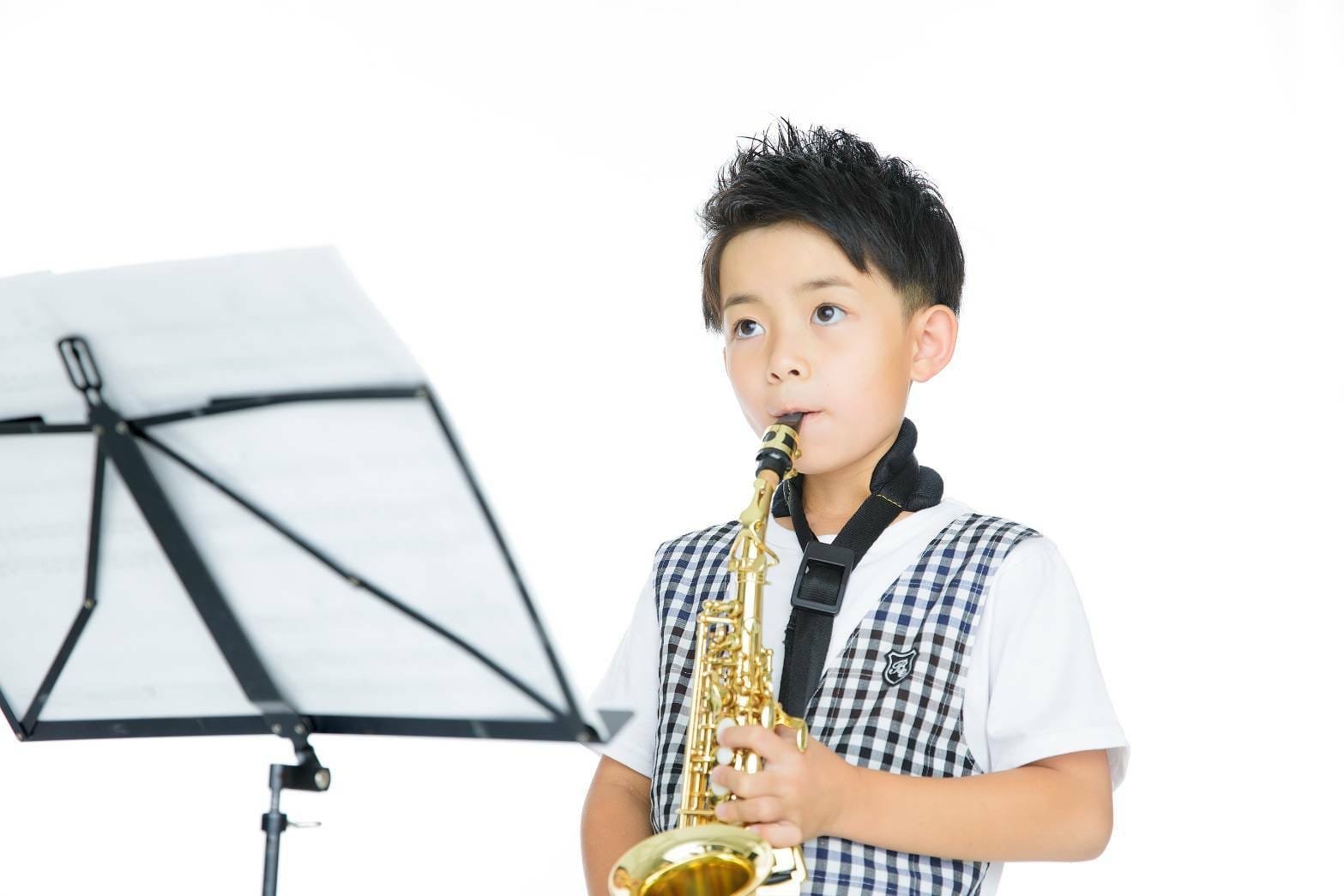 サックスを吹く男の子