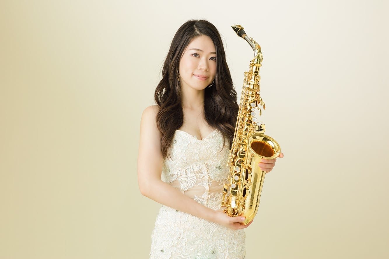 サックスを持つ女性